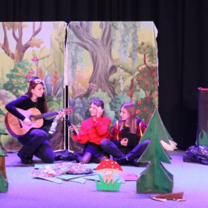 pokaż obrazek - Występ grupy teatralnej