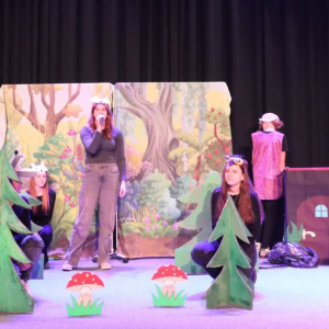 pokaż obrazek - Występ grupy teatralnej