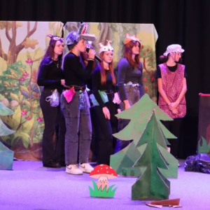 pokaż obrazek - Występ grupy teatralnej