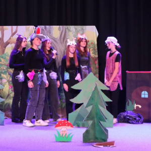 pokaż obrazek - Występ grupy teatralnej