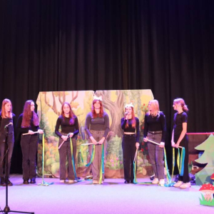 pokaż obrazek - Występ grupy teatralnej