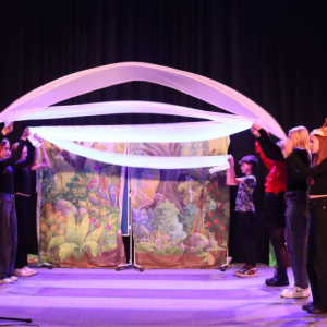 pokaż obrazek - Występ grupy teatralnej