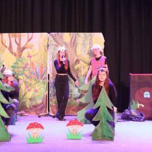 pokaż obrazek - Występ grupy teatralnej