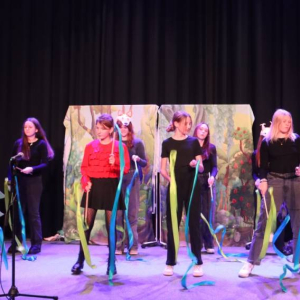 pokaż obrazek - Występ grupy teatralnej
