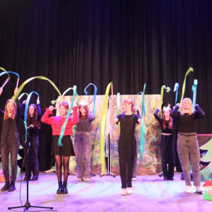 pokaż obrazek - Występ grupy teatralnej