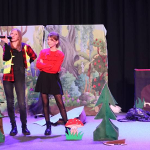 pokaż obrazek - Występ grupy teatralnej