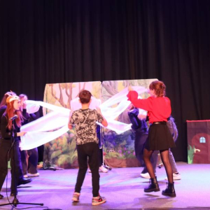 pokaż obrazek - Występ grupy teatralnej