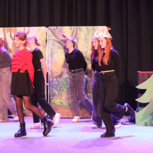 pokaż obrazek - Występ grupy teatralnej
