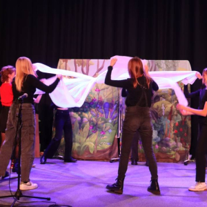 pokaż obrazek - Występ grupy teatralnej