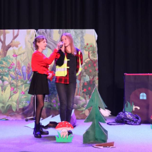 pokaż obrazek - Występ grupy teatralnej