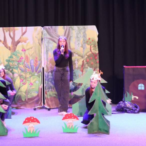 pokaż obrazek - Występ grupy teatralnej