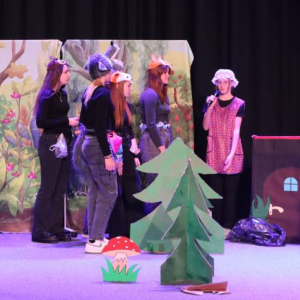 pokaż obrazek - Występ grupy teatralnej