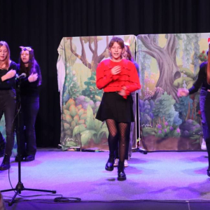pokaż obrazek - Występ grupy teatralnej