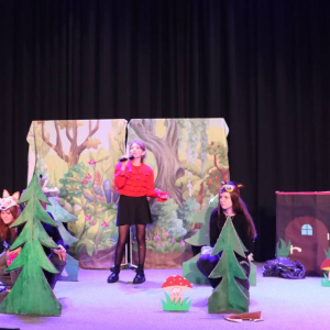 pokaż obrazek - Występ grupy teatralnej