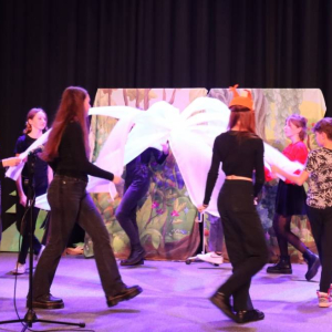 pokaż obrazek - Występ grupy teatralnej