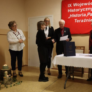 pokaż obrazek - Finał IX Wojewódzkiego Konkursu Recytatorskiego „Historia, Pamięć, Tożsamość, Teraźniejszość” 