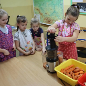 pokaż obrazek - Pierwszoklasiści robią sok marchewkowo-jabłkowy