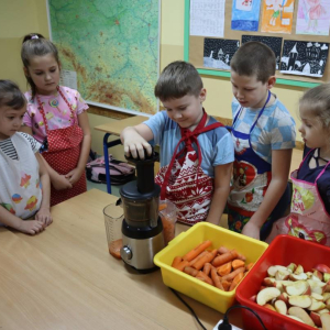 pokaż obrazek - Pierwszoklasiści robią sok marchewkowo-jabłkowy