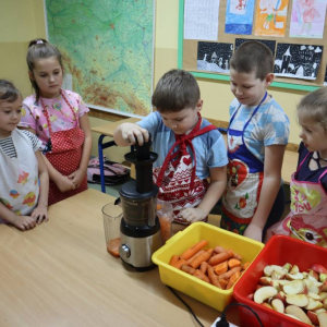 pokaż obrazek - Pierwszoklasiści robią sok marchewkowo-jabłkowy