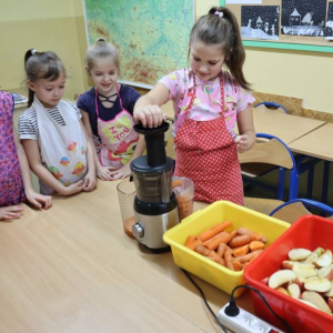 pokaż obrazek - Pierwszoklasiści robią sok marchewkowo-jabłkowy