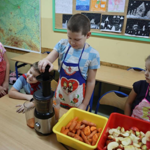 pokaż obrazek - Pierwszoklasiści robią sok marchewkowo-jabłkowy