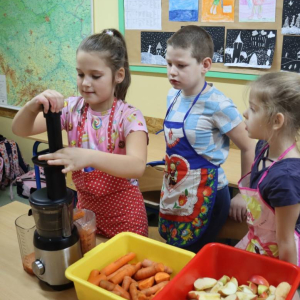 pokaż obrazek - Pierwszoklasiści robią sok marchewkowo-jabłkowy