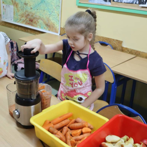 pokaż obrazek - Pierwszoklasiści robią sok marchewkowo-jabłkowy