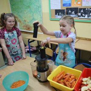 pokaż obrazek - Pierwszoklasiści robią sok marchewkowo-jabłkowy