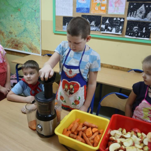 pokaż obrazek - Pierwszoklasiści robią sok marchewkowo-jabłkowy