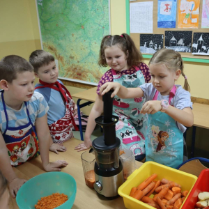 pokaż obrazek - Pierwszoklasiści robią sok marchewkowo-jabłkowy