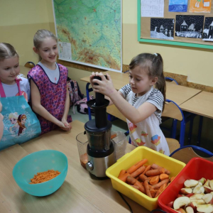 pokaż obrazek - Pierwszoklasiści robią sok marchewkowo-jabłkowy