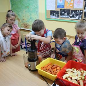 pokaż obrazek - Pierwszoklasiści robią sok marchewkowo-jabłkowy