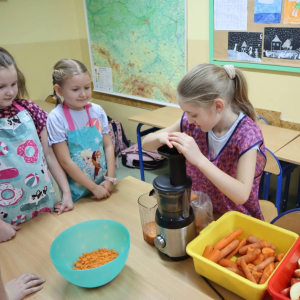 pokaż obrazek - Pierwszoklasiści robią sok marchewkowo-jabłkowy
