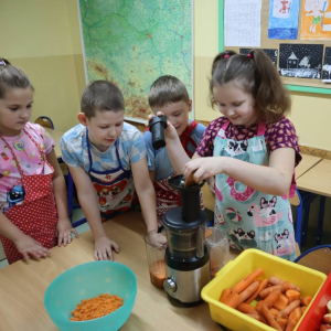 pokaż obrazek - Pierwszoklasiści robią sok marchewkowo-jabłkowy