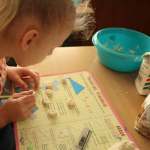 pokaż obrazek - Literowe kostki edukacyjne z masy solnej