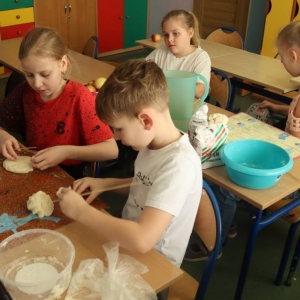 pokaż obrazek - Literowe kostki edukacyjne z masy solnej