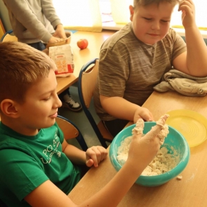 pokaż obrazek - Literowe kostki edukacyjne z masy solnej