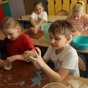pokaż obrazek - Literowe kostki edukacyjne z masy solnej