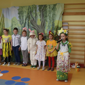 pokaż obrazek - Wielkanocne przedstawienie w wykonaniu uczniów klasy I 