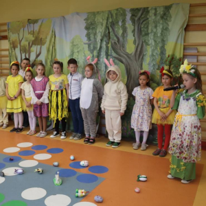 pokaż obrazek - Wielkanocne przedstawienie w wykonaniu uczniów klasy I 