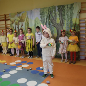 pokaż obrazek - Wielkanocne przedstawienie w wykonaniu uczniów klasy I 