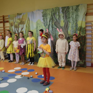 pokaż obrazek - Wielkanocne przedstawienie w wykonaniu uczniów klasy I 