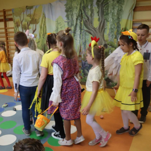 pokaż obrazek - Wielkanocne przedstawienie w wykonaniu uczniów klasy I 