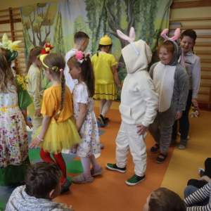 pokaż obrazek - Wielkanocne przedstawienie w wykonaniu uczniów klasy I 