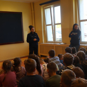 pokaż obrazek -  Spotkanie profilaktyczno-edukacyjne z funkcjonariuszkami z Komendy Powiatowej Policji w Wejherowie 