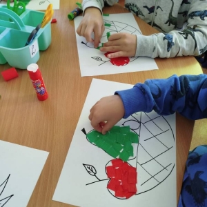 pokaż obrazek - Kolorowy kosz pełen owoców