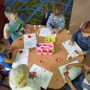 pokaż obrazek - Kolorowy kosz pełen owoców