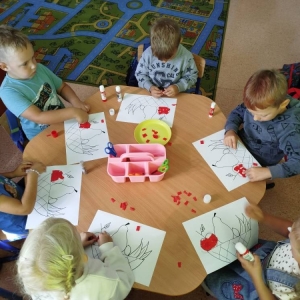 pokaż obrazek - Kolorowy kosz pełen owoców