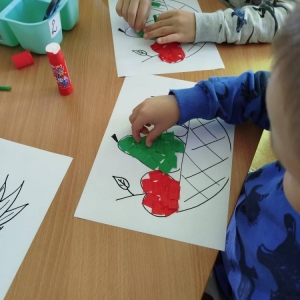 pokaż obrazek - Kolorowy kosz pełen owoców