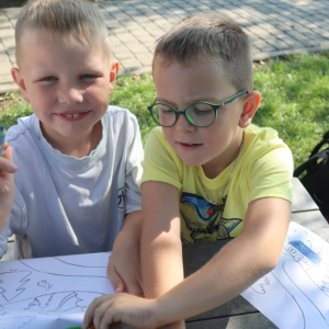 pokaż obrazek - Zajęcia plastyczne w plenerze